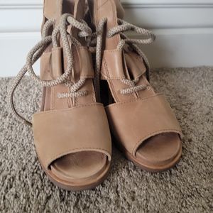 Wedge Sorel tan 8.5